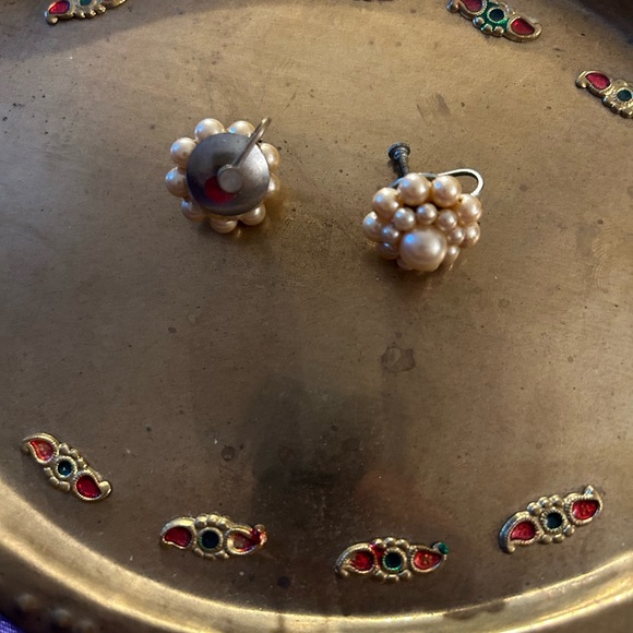 VTG Fake Pearl screw back earrings, very dainty!! - Picture 5 of 6